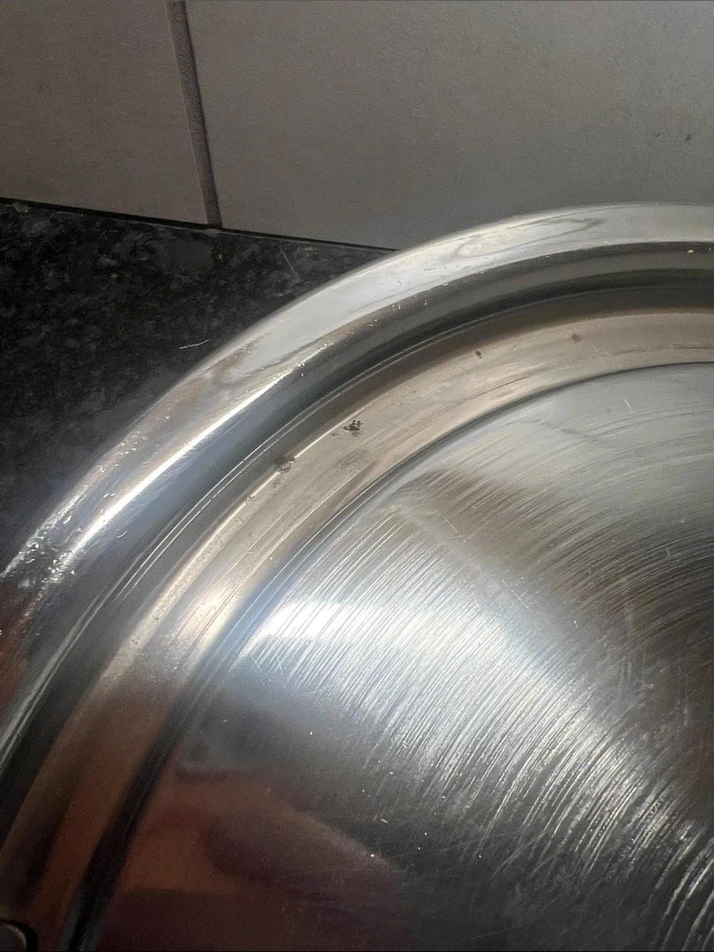 THE EVERYDAY CO cake/pastry/bagel keeper. Locks. Chrome. 10.5” area for cakes
